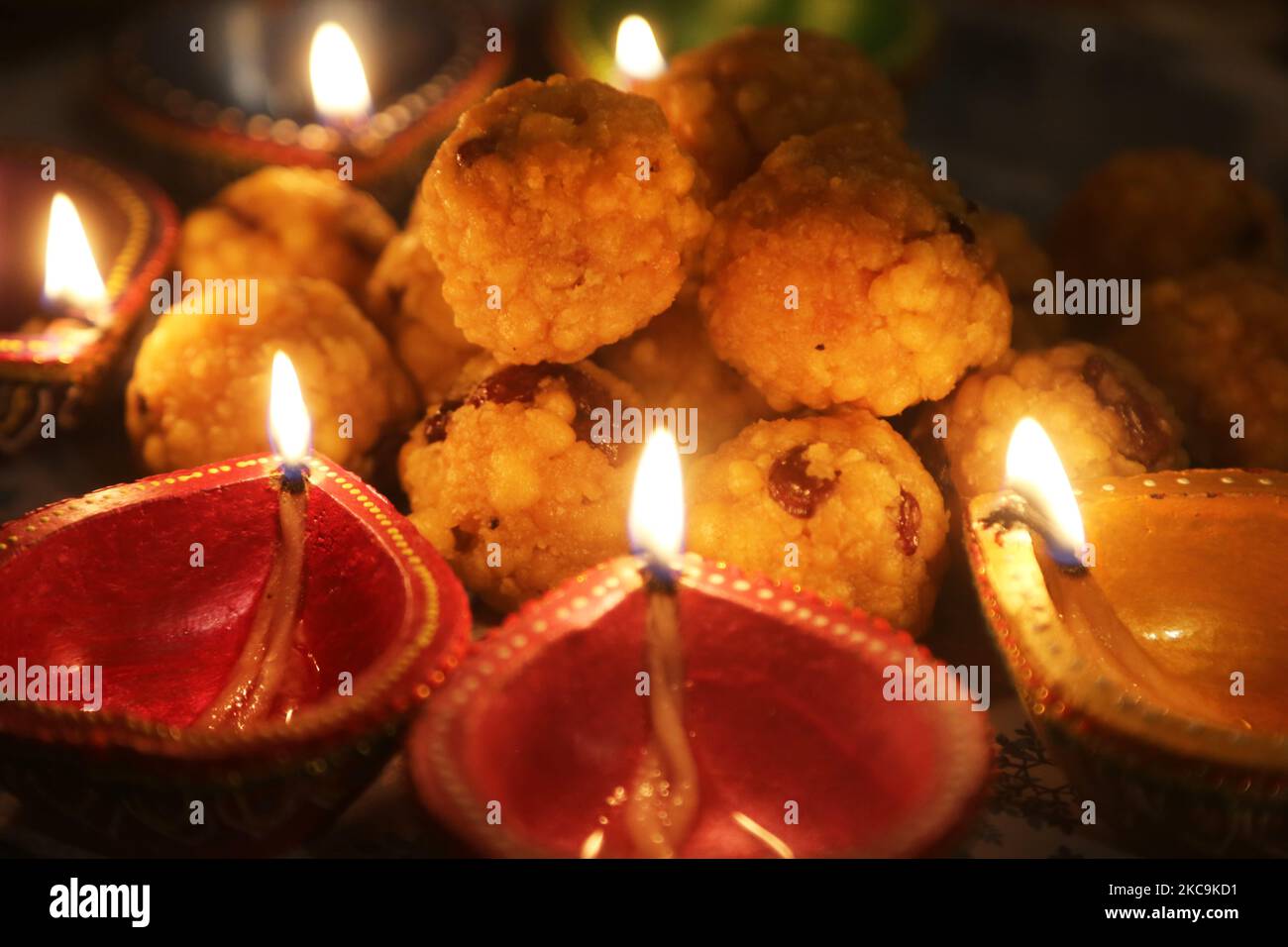 Ladoos (bonbons indiens) par diyas (petites lampes en argile) pendant le festival de Diwali à un temple hindou à Toronto, Ontario, Canada. (Photo de Creative Touch Imaging Ltd./NurPhoto) Banque D'Images