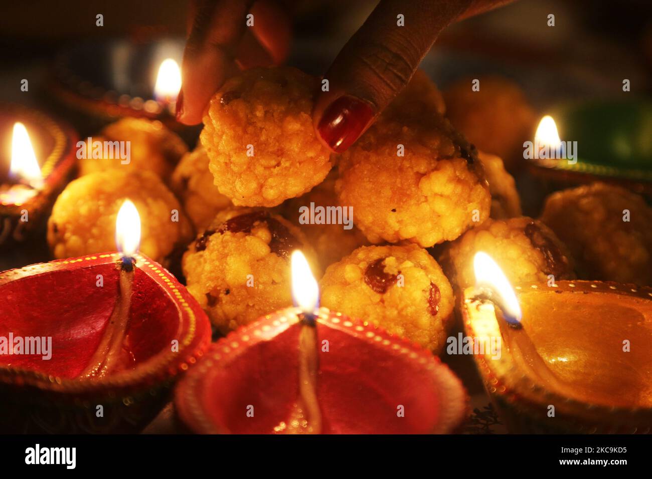 Ladoos (bonbons indiens) par diyas (petites lampes en argile) pendant le festival de Diwali à un temple hindou à Toronto, Ontario, Canada. (Photo de Creative Touch Imaging Ltd./NurPhoto) Banque D'Images