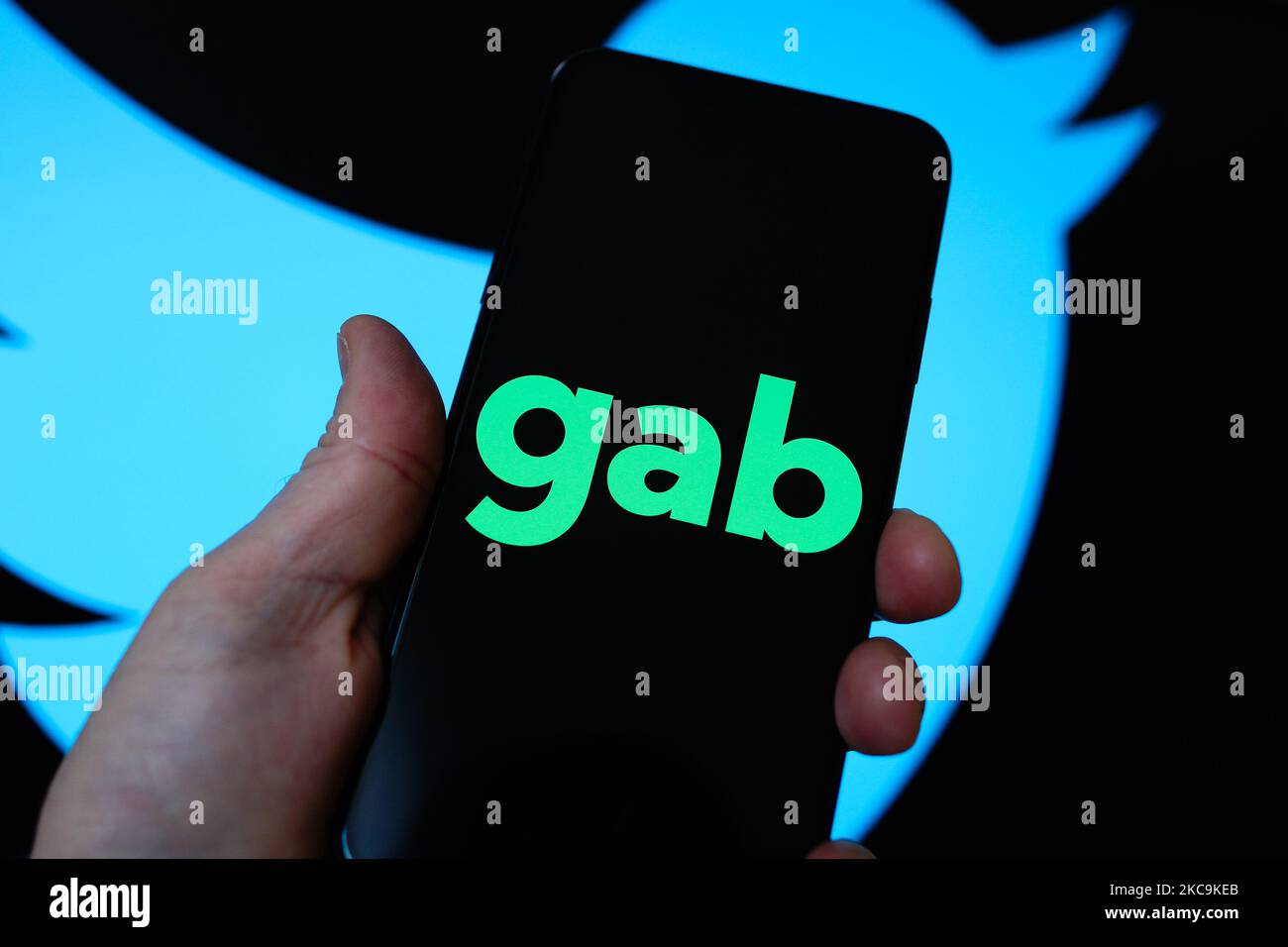 Le logo Gab est visible sur un appareil mobile avec le logo Twitter en arrière-plan dans cette illustration de photo sur un appareil mobile à Varsovie, Pologne sur 20 février 2021. GAB est un réseau social américain alt-TECH connu pour sa base d'utilisateurs d'extrême-droite. Elle a été décrite comme un refuge pour les extrémistes néonazis, les nationalistes blancs et les théoriciens de la conspiration QAnon. Les utilisateurs interdits d'autres plates-formes ont cherché refuge sur la plate-forme Gab qui dit qu'elle favorise la liberté et la parole. (Photo d'illustration par Jaap Arriens/NurPhoto) Banque D'Images