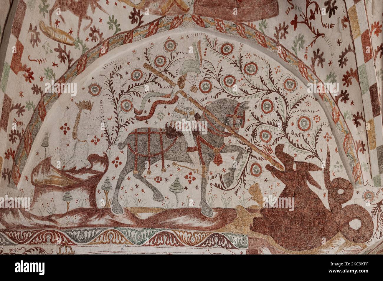 Saint-Georges tue le dragon et sauve la princesse, une vieille peinture murale à l'église du Fanafjord, au Danemark, au 10 octobre 2022 Banque D'Images