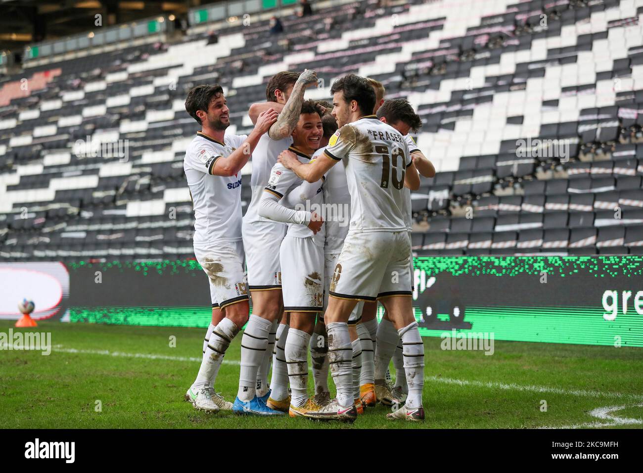 Charlie Brown célèbre après avoir obtenu des scores pour les dones de Milton Keynes, pour prendre la tête en la faisant 4 - 3 contre Northampton Town, lors du match de la Sky Bet League One entre MK Dons et Northampton Town au stade MK, Milton Keynes, le samedi 20th février 2021. (Photo de John Cripps/MI News/NurPhoto) Banque D'Images
