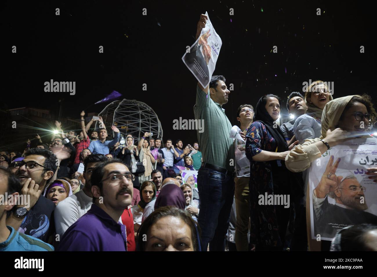 Les Iraniens célèbrent la victoire du président réformiste Hassan Rouhani sur le candidat Ebrahim Raisi, dans le nord de Téhéran, en 20 mai 2017. Rohani a été réélu président de l'Iran. (Photo de Morteza Nikoubazl/NurPhoto) Banque D'Images