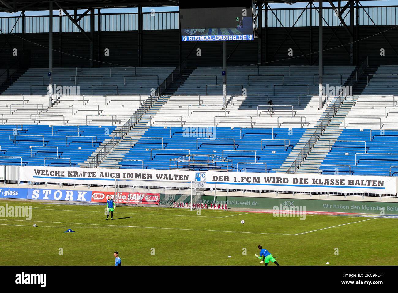 supporter de 1. Le FC Magdeburg soutira son équipe avec une bannière avant 3. Match Liga entre 1. FC Magdebourg et SC Verl à MDCC-Arena sur 21 février 2021 à Magdebourg, Allemagne. (Photo de Peter Niedung/NurPhoto) Banque D'Images