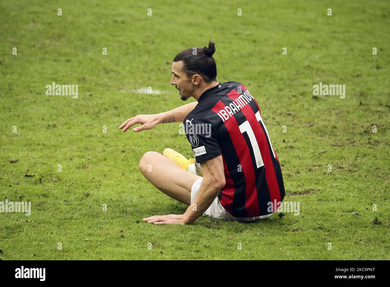 Zlatan Ibrahimovic de l'AC Milan montre sa déjection pendant la série Un match entre l'AC Milan et le FC Internazionale au Stadio Giuseppe Meazza sur 21 février 2021 à Milan, Italie. Les stades sportifs autour de l'Italie restent soumis à des restrictions strictes en raison de la pandémie du coronavirus, car les lois de distanciation sociale du gouvernement interdisent aux fans à l'intérieur des lieux, ce qui entraîne le jeu derrière des portes fermées. (Photo de Giuseppe Cottini/NurPhoto) Banque D'Images