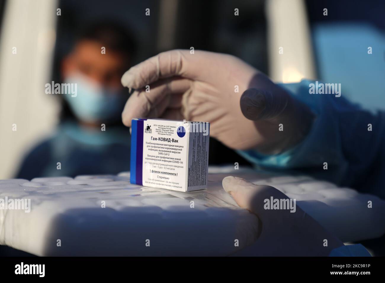 Un agent de santé palestinien porte une boîte de doses de vaccin Spoutnik V de marque russe provenant des Émirats arabes Unis, à l'arrivée d'une charge de camions dans la bande de Gaza via le passage de Rafah avec l'Égypte, sur 21 février 2021. - Environ 20 000 doses de vaccin contre le coronavirus en provenance des Émirats arabes Unis sont arrivées aujourd'hui à Gaza, une livraison aurait été orchestrée par un rival du président palestinien Mahmud Abbas trois mois avant la tenue des élections palestiniennes. (Photo de Majdi Fathi/NurPhoto) Banque D'Images