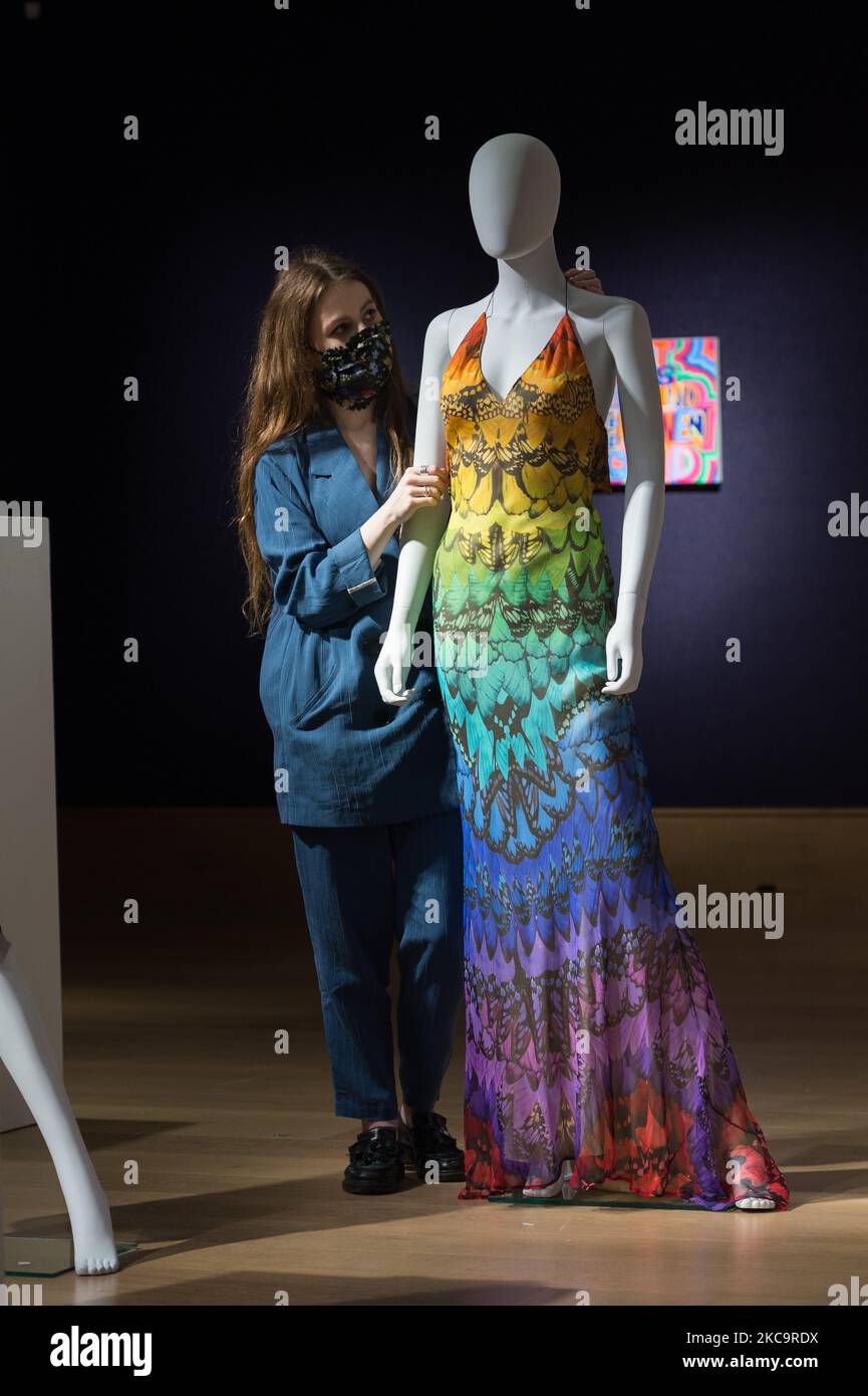 Un membre du personnel de la galerie pose avec Birds of Paradise Gown, 2008 ans, par Alexander McQueen (est. £1 500-2 000) lors d'un appel photo pour Bonhams British. Cool. Vente mettant en vedette une gamme variée de talents britanniques et émigrés des cent dernières années, sur 22 février 2021 à Londres, Angleterre. (Photo de Wiktor Szymanowicz/NurPhoto) Banque D'Images