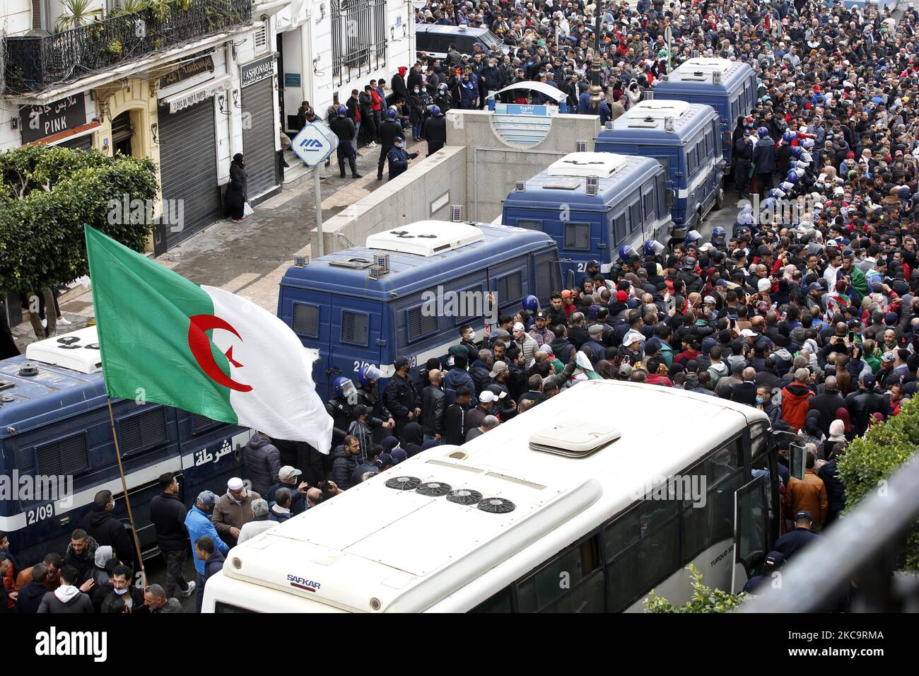 Les Algériens ont un drapeau national avec l'inscription arabe portant la mention alors qu'ils marchent pour marquer le deuxième anniversaire des manifestations populaires à Alger, Algérie sur 22 février 2021. L'Algérie célèbre le deuxième anniversaire du mouvement à l'occasion de la manifestation de masse de 22 février 2021, connue sous le nom de Hirak, qui a conduit à la démission du président de l'époque Abdelaziz Bouteflika. L'actuel président algérien Abdelmadjid Tebbounne a annoncé à 18 février la grâce et la libération d'une soixantaine de personnes condamnées ou en attente de procès pour participation au mouvement de protestation Hirak. Il a également dit qu'il l'était Banque D'Images