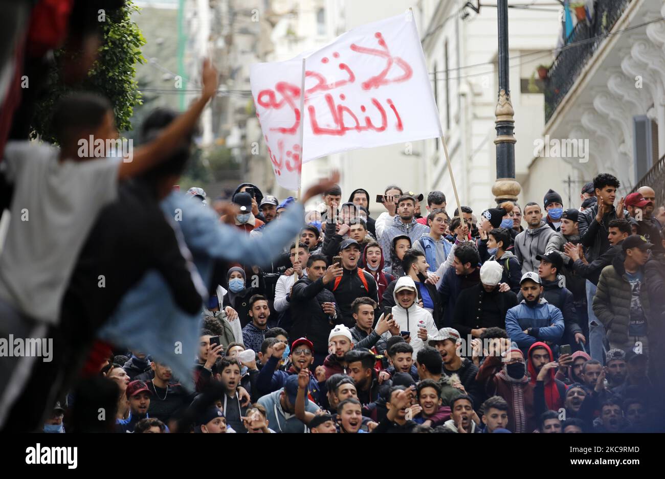 Les Algériens ont un drapeau national avec l'inscription arabe portant la mention alors qu'ils marchent pour marquer le deuxième anniversaire des manifestations populaires à Alger, Algérie sur 22 février 2021. L'Algérie célèbre le deuxième anniversaire du mouvement à l'occasion de la manifestation de masse de 22 février 2021, connue sous le nom de Hirak, qui a conduit à la démission du président de l'époque Abdelaziz Bouteflika. L'actuel président algérien Abdelmadjid Tebbounne a annoncé à 18 février la grâce et la libération d'une soixantaine de personnes condamnées ou en attente de procès pour participation au mouvement de protestation Hirak. Il a également dit qu'il l'était Banque D'Images