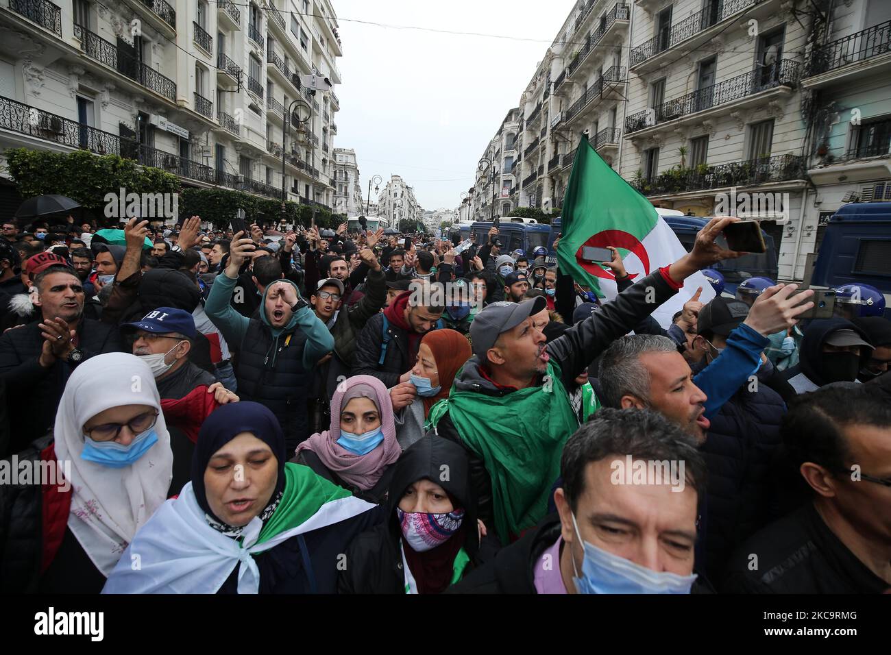 Les Algériens ont un drapeau national avec l'inscription arabe portant la mention alors qu'ils marchent pour marquer le deuxième anniversaire des manifestations populaires à Alger, Algérie sur 22 février 2021. L'Algérie célèbre le deuxième anniversaire du mouvement à l'occasion de la manifestation de masse de 22 février 2021, connue sous le nom de Hirak, qui a conduit à la démission du président de l'époque Abdelaziz Bouteflika. L'actuel président algérien Abdelmadjid Tebbounne a annoncé à 18 février la grâce et la libération d'une soixantaine de personnes condamnées ou en attente de procès pour participation au mouvement de protestation Hirak. Il a également dit qu'il l'était Banque D'Images