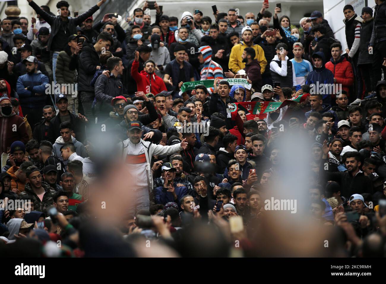 Les Algériens ont un drapeau national avec l'inscription arabe portant la mention alors qu'ils marchent pour marquer le deuxième anniversaire des manifestations populaires à Alger, Algérie sur 22 février 2021. L'Algérie célèbre le deuxième anniversaire du mouvement à l'occasion de la manifestation de masse de 22 février 2021, connue sous le nom de Hirak, qui a conduit à la démission du président de l'époque Abdelaziz Bouteflika. L'actuel président algérien Abdelmadjid Tebbounne a annoncé à 18 février la grâce et la libération d'une soixantaine de personnes condamnées ou en attente de procès pour participation au mouvement de protestation Hirak. Il a également dit qu'il l'était Banque D'Images
