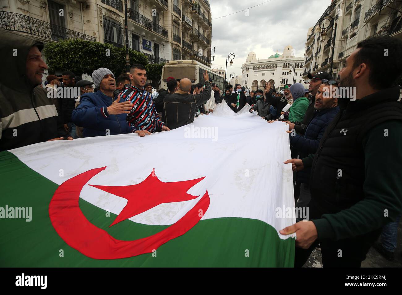 Les Algériens ont un drapeau national avec l'inscription arabe portant la mention alors qu'ils marchent pour marquer le deuxième anniversaire des manifestations populaires à Alger, Algérie sur 22 février 2021. L'Algérie célèbre le deuxième anniversaire du mouvement à l'occasion de la manifestation de masse de 22 février 2021, connue sous le nom de Hirak, qui a conduit à la démission du président de l'époque Abdelaziz Bouteflika. L'actuel président algérien Abdelmadjid Tebbounne a annoncé à 18 février la grâce et la libération d'une soixantaine de personnes condamnées ou en attente de procès pour participation au mouvement de protestation Hirak. Il a également dit qu'il l'était Banque D'Images