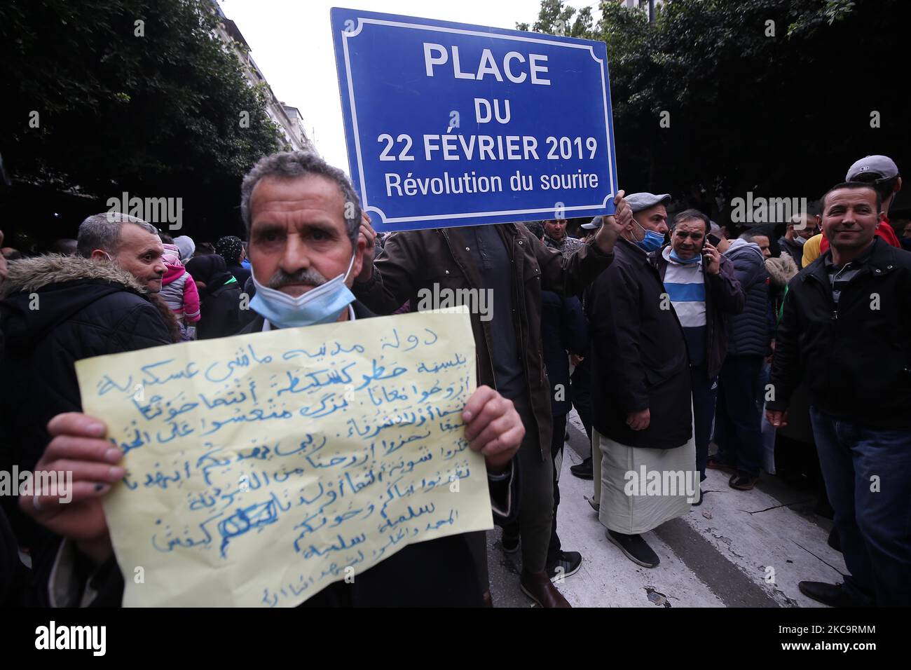 Les Algériens ont un drapeau national avec l'inscription arabe portant la mention alors qu'ils marchent pour marquer le deuxième anniversaire des manifestations populaires à Alger, Algérie sur 22 février 2021. L'Algérie célèbre le deuxième anniversaire du mouvement à l'occasion de la manifestation de masse de 22 février 2021, connue sous le nom de Hirak, qui a conduit à la démission du président de l'époque Abdelaziz Bouteflika. L'actuel président algérien Abdelmadjid Tebbounne a annoncé à 18 février la grâce et la libération d'une soixantaine de personnes condamnées ou en attente de procès pour participation au mouvement de protestation Hirak. Il a également dit qu'il l'était Banque D'Images