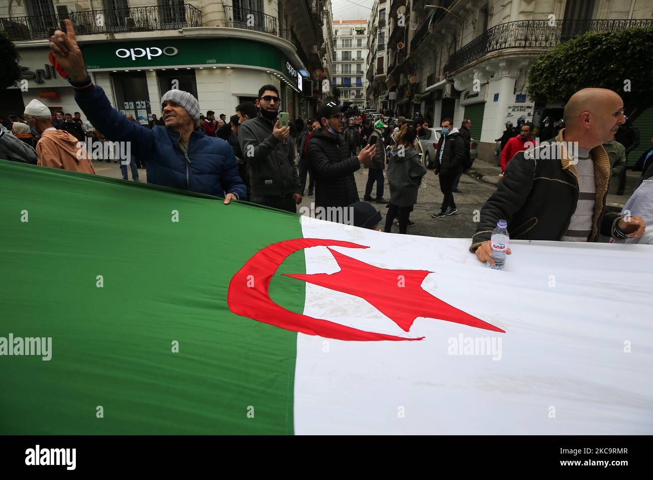 Les Algériens ont un drapeau national avec l'inscription arabe portant la mention alors qu'ils marchent pour marquer le deuxième anniversaire des manifestations populaires à Alger, Algérie sur 22 février 2021. L'Algérie célèbre le deuxième anniversaire du mouvement à l'occasion de la manifestation de masse de 22 février 2021, connue sous le nom de Hirak, qui a conduit à la démission du président de l'époque Abdelaziz Bouteflika. L'actuel président algérien Abdelmadjid Tebbounne a annoncé à 18 février la grâce et la libération d'une soixantaine de personnes condamnées ou en attente de procès pour participation au mouvement de protestation Hirak. Il a également dit qu'il l'était Banque D'Images