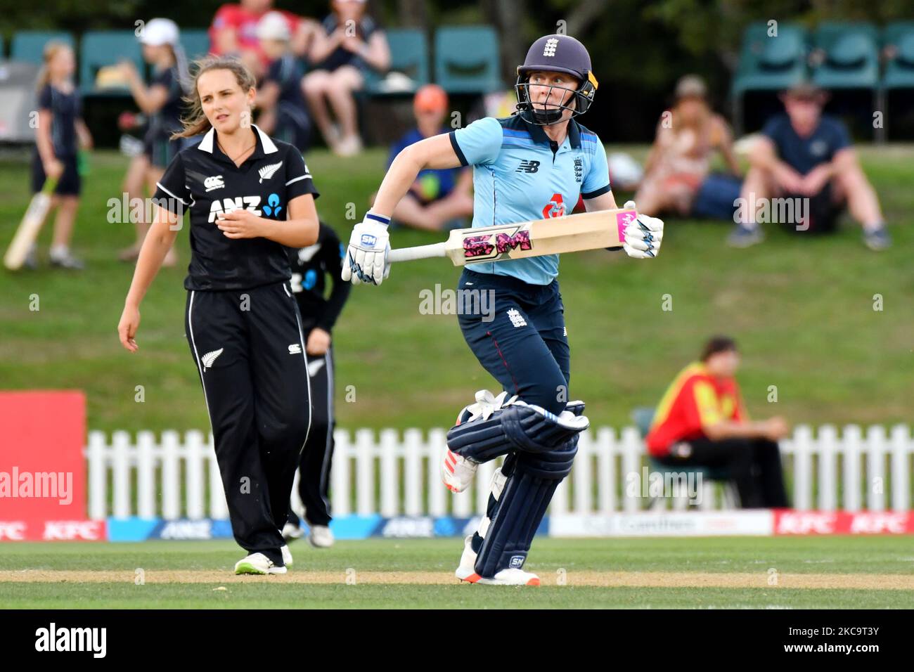 Heather Knight, capitaine d'Angleterre, court entre les portes-jeux lors du premier match international de cricket d'une journée entre les femmes néo-zélandaises et les femmes d'Angleterre à l'ovale Hagley de Christchurch, en Nouvelle-Zélande, sur 23 février 2021. (Photo de Sanka Vidanagama/NurPhoto) Banque D'Images