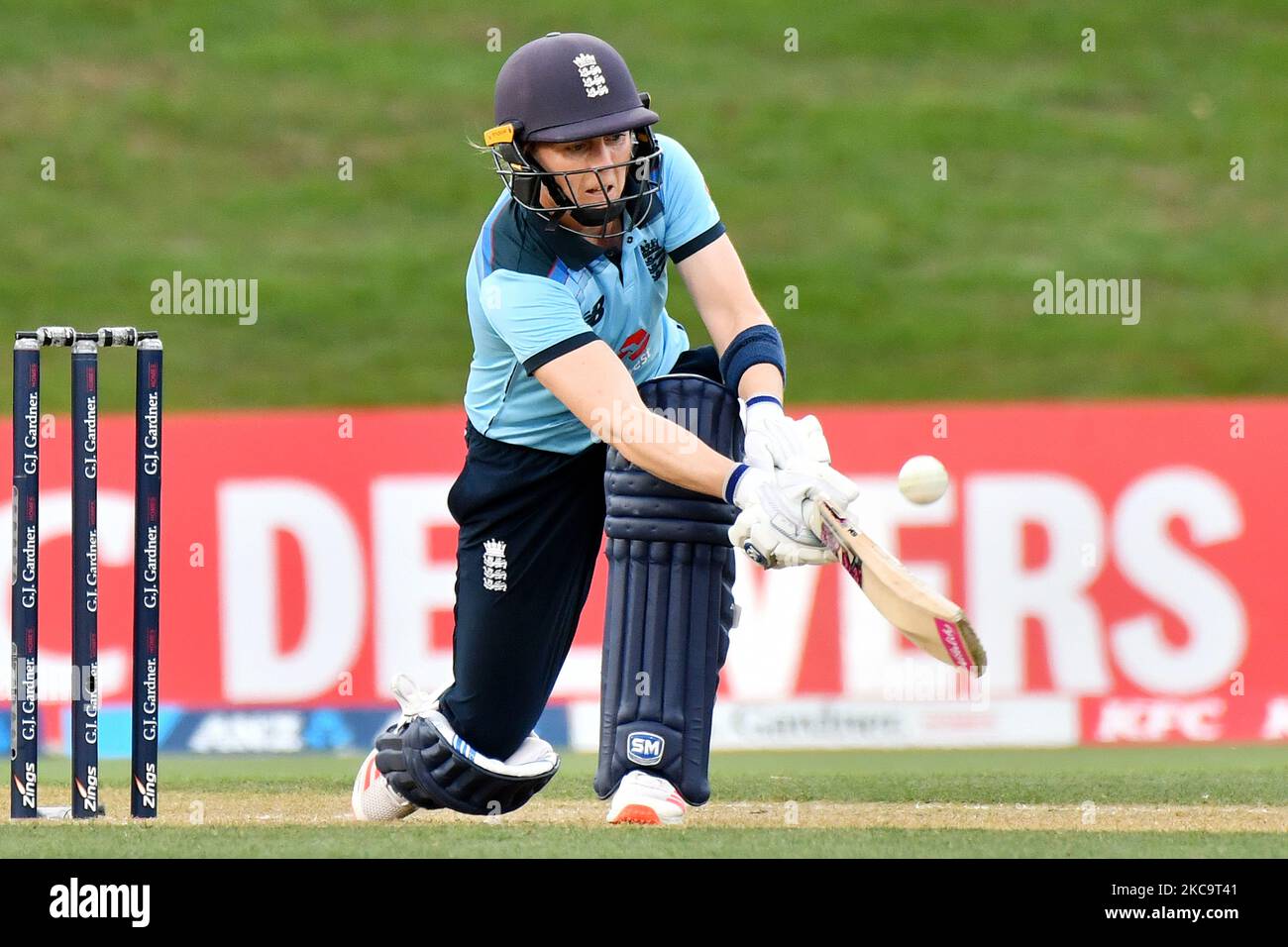 Le capitaine d'Angleterre Heather Knight joue un tir lors du premier match international de cricket d'un jour entre les femmes néo-zélandaises et les femmes d'Angleterre à l'ovale Hagley à Christchurch, en Nouvelle-Zélande, sur 23 février 2021. (Photo de Sanka Vidanagama/NurPhoto) Banque D'Images