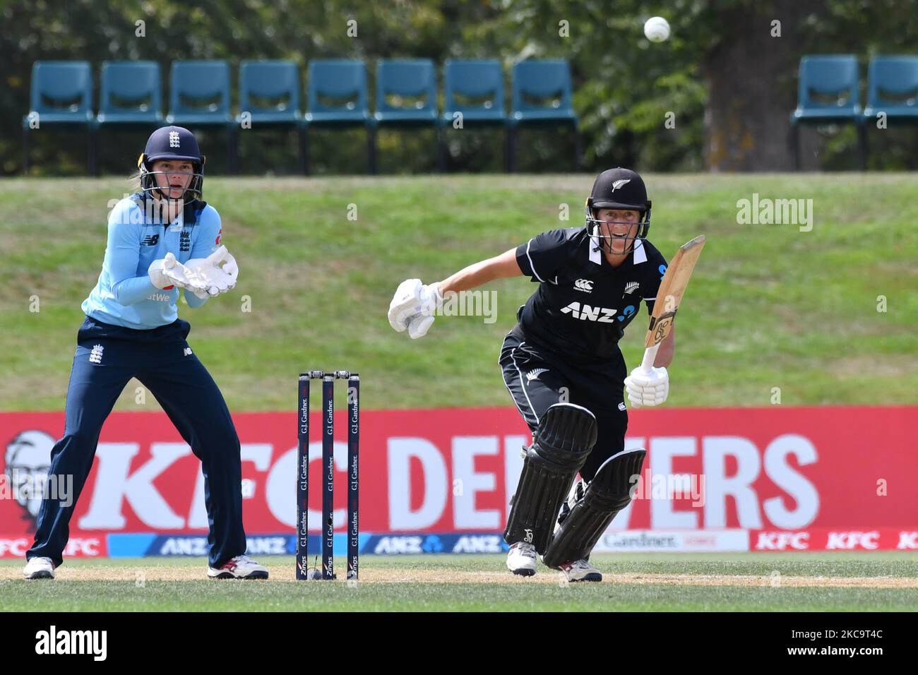 Sophie Devine (R) de Nouvelle-Zélande se bat lors du premier match international de cricket d'une journée entre les femmes néo-zélandaises et les femmes d'Angleterre à l'ovale Hagley à Christchurch, en Nouvelle-Zélande, sur 23 février 2021. (Photo de Sanka Vidanagama/NurPhoto) Banque D'Images