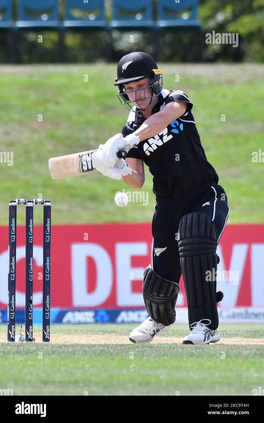 Natalie Dodd de New Zealand joue un tir lors du premier match international de cricket d'une journée entre les femmes néo-zélandaises et les femmes d'Angleterre à l'ovale Hagley de Christchurch, en Nouvelle-Zélande, sur 23 février 2021. (Photo de Sanka Vidanagama/NurPhoto) Banque D'Images