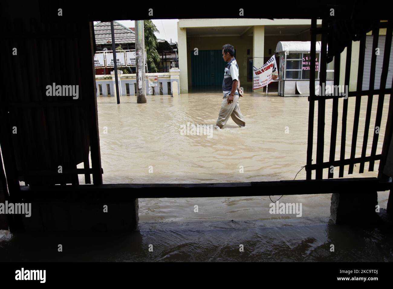 Résidents traversant les inondations dans le sous-district de Pebayuran, régence de Bekasi, ouest de Java, sur 22 février 2021. Des inondations massives ont frappé un certain nombre de villages de Bekasi regency, dans l'ouest de Java, après de fortes pluies qui se sont produites au cours des derniers jours, causant un débordement de la rivière Cibeet l'éclatement du remblai de la rivière Citarum. Au moins 6,000 familles ont été touchées par cette catastrophe. (Photo par Aditya Irawan/NurPhoto) Banque D'Images