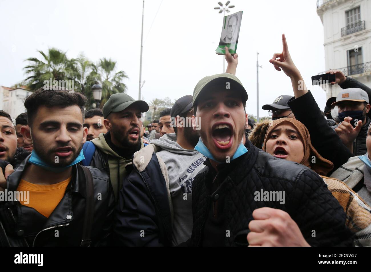 Les étudiants scandent des slogans lors d'une manifestation au centre de la capitale algérienne, Alger, sur 23 février 2021, le lendemain du deuxième anniversaire du mouvement de protestation 'Hirak'. - Le mouvement de protestation 'Hirak' en avril 2019 a forcé le président de longue date Abdelaziz Bouteflika à démissionner (photo d'APP/NurPhoto) Banque D'Images