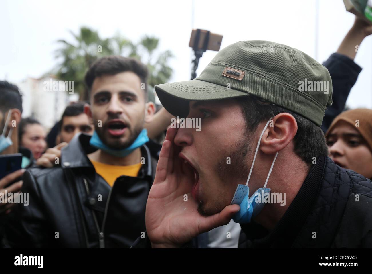 Les étudiants scandent des slogans lors d'une manifestation au centre de la capitale algérienne, Alger, sur 23 février 2021, le lendemain du deuxième anniversaire du mouvement de protestation 'Hirak'. - Le mouvement de protestation 'Hirak' en avril 2019 a forcé le président de longue date Abdelaziz Bouteflika à démissionner (photo d'APP/NurPhoto) Banque D'Images