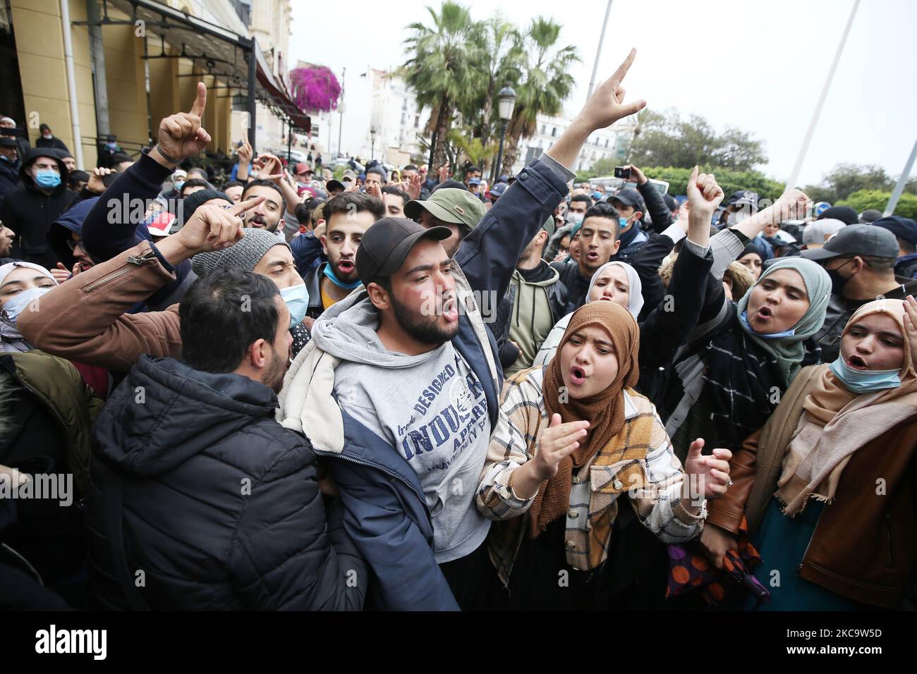 Les étudiants scandent des slogans lors d'une manifestation au centre de la capitale algérienne, Alger, sur 23 février 2021, le lendemain du deuxième anniversaire du mouvement de protestation 'Hirak'. - Le mouvement de protestation 'Hirak' en avril 2019 a forcé le président de longue date Abdelaziz Bouteflika à démissionner (photo d'APP/NurPhoto) Banque D'Images