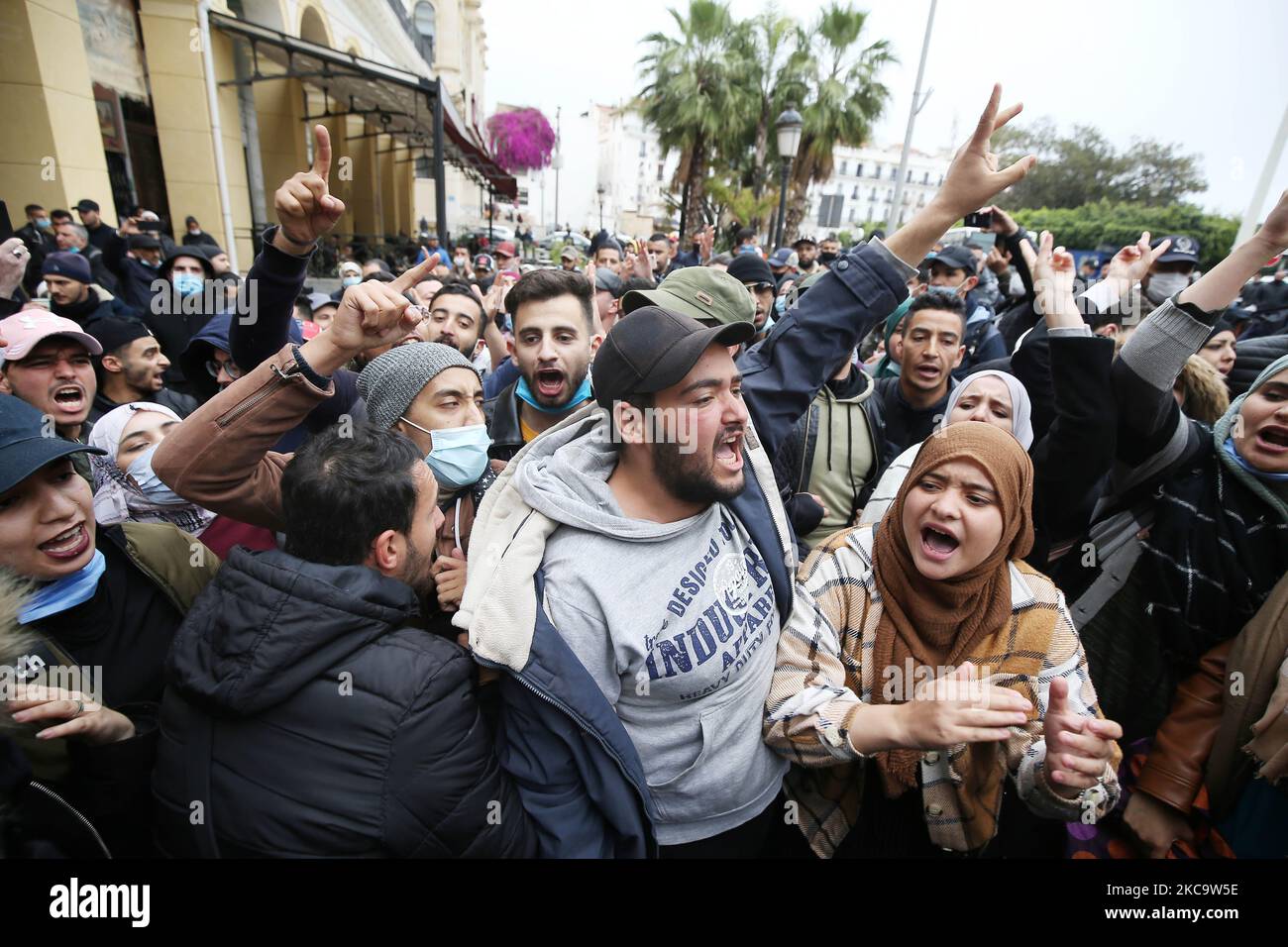 Les étudiants scandent des slogans lors d'une manifestation au centre de la capitale algérienne, Alger, sur 23 février 2021, le lendemain du deuxième anniversaire du mouvement de protestation 'Hirak'. - Le mouvement de protestation 'Hirak' en avril 2019 a forcé le président de longue date Abdelaziz Bouteflika à démissionner (photo d'APP/NurPhoto) Banque D'Images