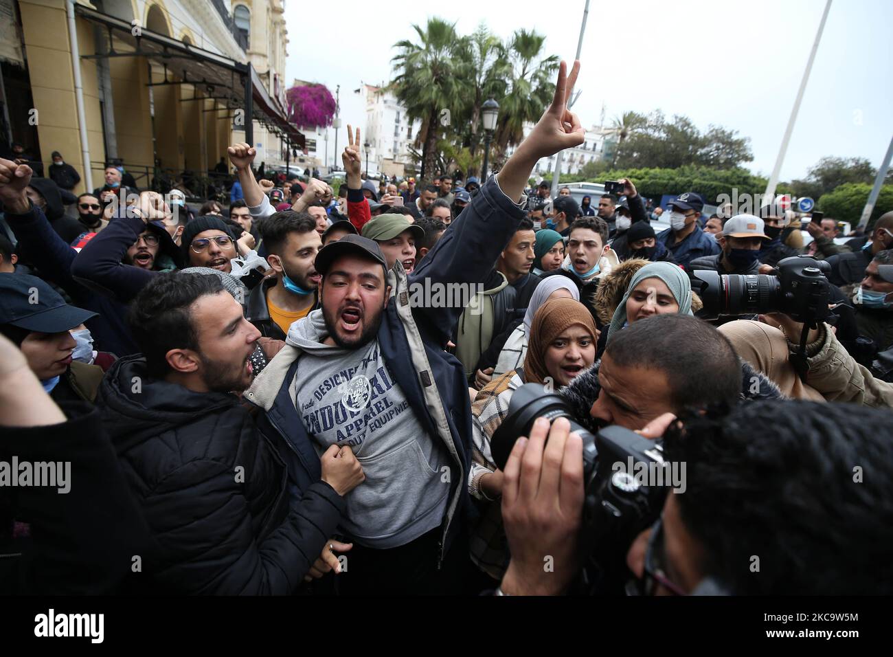 Les étudiants scandent des slogans lors d'une manifestation au centre de la capitale algérienne, Alger, sur 23 février 2021, le lendemain du deuxième anniversaire du mouvement de protestation 'Hirak'. - Le mouvement de protestation 'Hirak' en avril 2019 a forcé le président de longue date Abdelaziz Bouteflika à démissionner (photo d'APP/NurPhoto) Banque D'Images