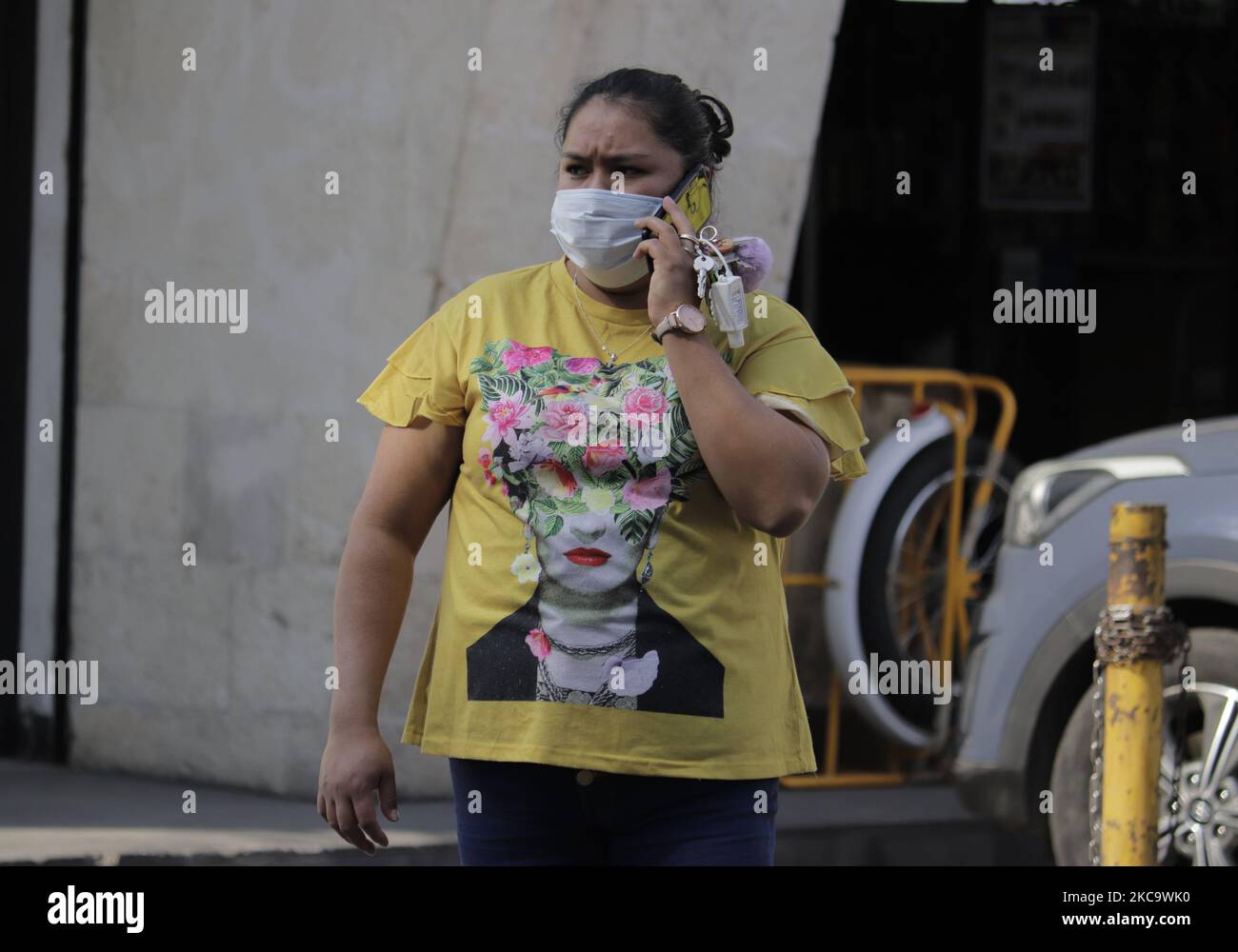 Une femme porte un t-shirt du peintre mexicain Frida Kahlo à l'extérieur de la forêt de Tláhuac, où les vaccins Spoutnik V seront administrés aux personnes âgées pendant l'urgence sanitaire COVID-19 et le feu de circulation épidémiologique orange dans la capitale. Pour l'instant, l'exploitation d'activités à Mexico, comme l'exploitation d'entreprises à 30% de leur capacité, concessionnaires automobiles, grands magasins, centres commerciaux, transport touristique, les salles de sport extérieures, les salles de cinéma au volant, les forums extérieurs, les galeries et les bibliothèques sont autorisées. (Photo de Gerardo Vieyra/NurPhoto) Banque D'Images