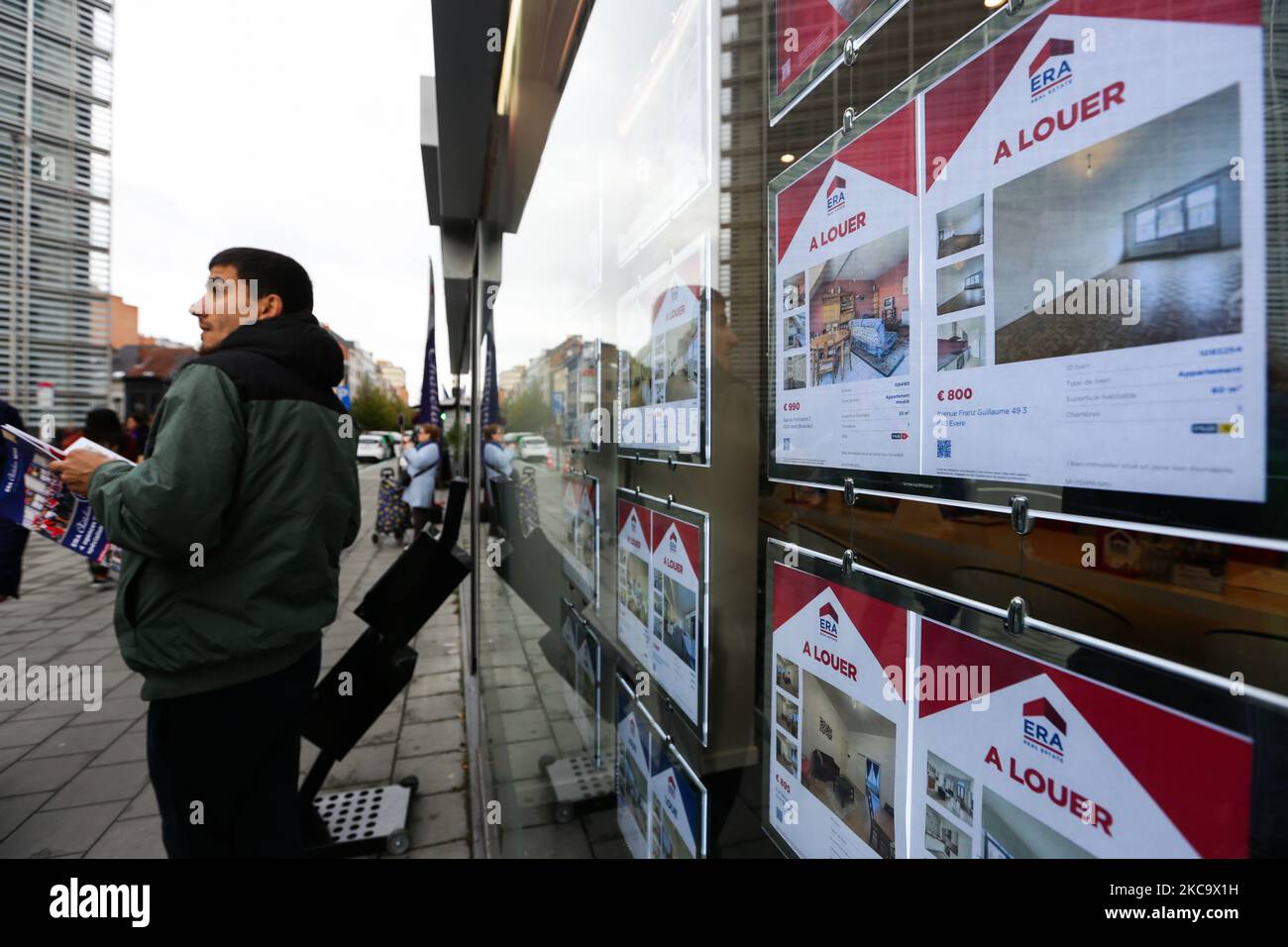 Bruxelles, Belgique. 4th novembre 2022. Un homme se tient devant des affiches d'appartements à louer à Bruxelles, Belgique, le 4 novembre 2022. Le taux d'inflation annuel d'octobre a grimpé à 10,7 pour cent dans la zone euro, contre 9,9 pour cent en septembre. Credit: Zheng Huansong/Xinhua/Alay Live News Banque D'Images