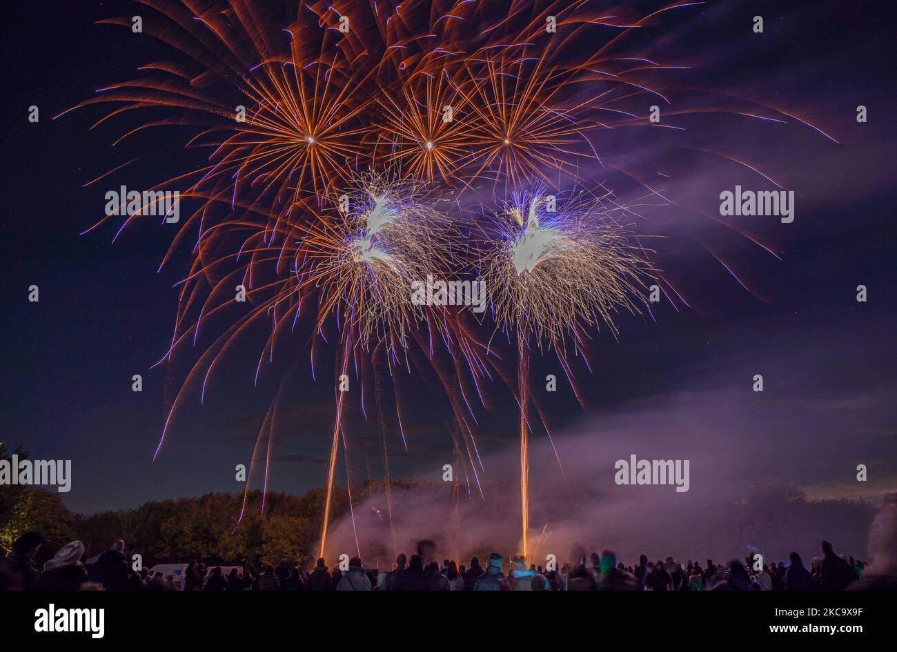 Pembury, Tunbridge Wells, Royaume-Uni. 04 novembre 2022. Un feu d'artifice du village sur le terrain de loisirs, gratuit pour les résidents, et accueilli par le conseil paroissial de Pembury. La foule se réunit pour cet événement gratuit pour marquer le début de la saison des feux de joie et de la soirée Guy Fawkes. ©Sarah Mott / Alamy Live News. Banque D'Images