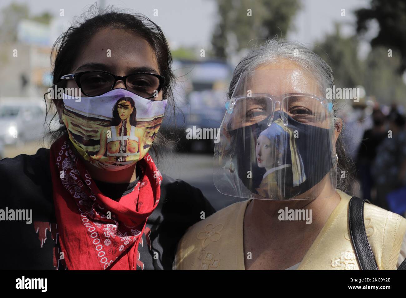 Mère et fille posent porter des masques avec un autoportrait de Frida Kahlo et le travail de Johannes Vermeer, à l'extérieur de la forêt de Tláhuac à Mexico pendant l'urgence sanitaire, le feu de circulation épidémiologique orange dans la capitale et l'application du vaccin Spoutnik V dans cette municipalité. L'objectif est d'appliquer 200 000 doses du vaccin Spoutnik-V contre le COVID-19 chez les personnes âgées de 60 ans et plus, de 24 février à 5 mars dans six unités de macrovaccination. (Photo de Gerardo Vieyra/NurPhoto) Banque D'Images