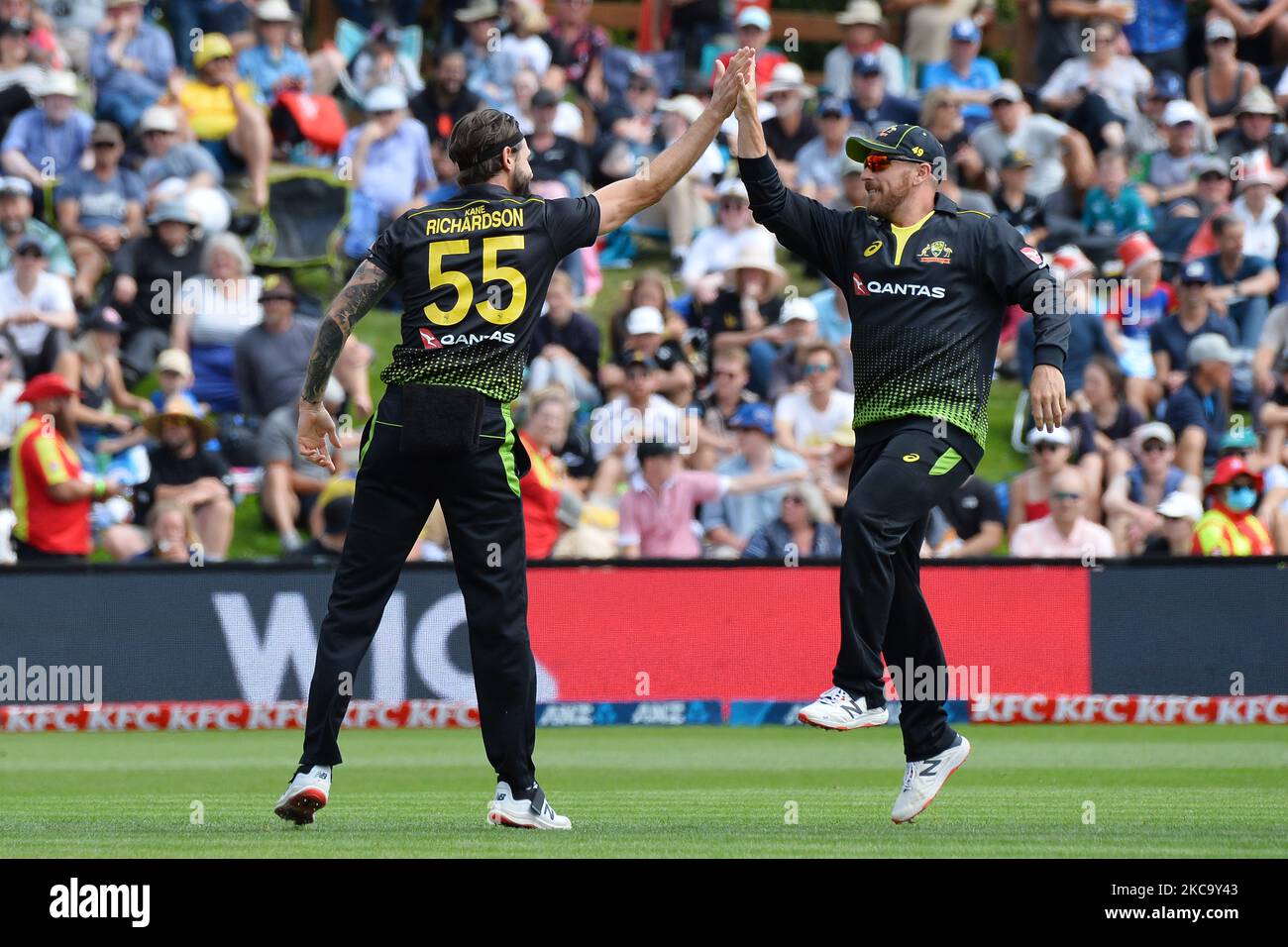 Aaron Finch (R) et Kane Richardson, de l'Australie, célèbrent le renvoi de Tim Seifert, de la Nouvelle-Zélande, lors du deuxième match international de cricket de Twenty20 entre la Nouvelle-Zélande et l'Australie à l'Université Oval de Dunedin, en Nouvelle-Zélande, sur 25 février 2021. (Photo de Sanka Vidanagama/NurPhoto) Banque D'Images