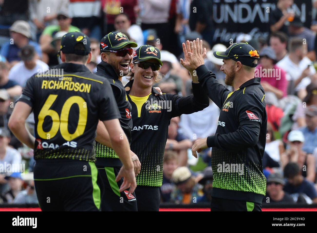 Adam Zampa (3L) d'Australie célèbre avec ses coéquipiers après le congédiement du Devon Conway de Nouvelle-Zélande lors du deuxième match international de cricket de Twenty20 entre la Nouvelle-Zélande et l'Australie à l'Université Oval de Dunedin, en Nouvelle-Zélande, sur 25 février 2021. (Photo de Sanka Vidanagama/NurPhoto) Banque D'Images