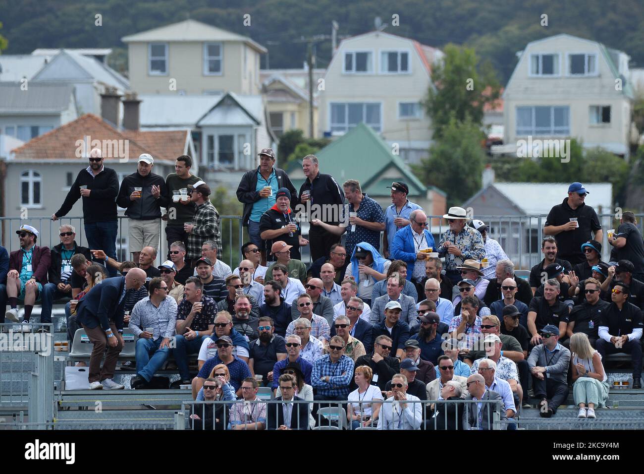 Les fans de cricket regardent le deuxième match international de cricket de Twenty20 entre la Nouvelle-Zélande et l'Australie à l'Université Oval de Dunedin, Nouvelle-Zélande sur 25 février 2021. (Photo de Sanka Vidanagama/NurPhoto) Banque D'Images