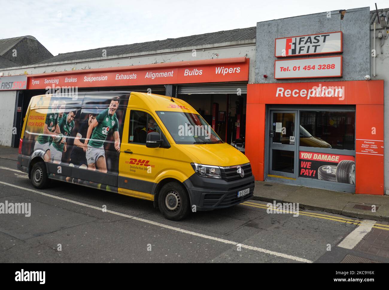 Une fourgonnette DHL vue à l'extérieur du garage Fast Fit dans le centre de Dublin pendant le confinement de niveau 5 Covid-19. Mercredi, 24 février 2021, à Dublin, Irlande. (Photo par Artur Widak/NurPhoto) Banque D'Images