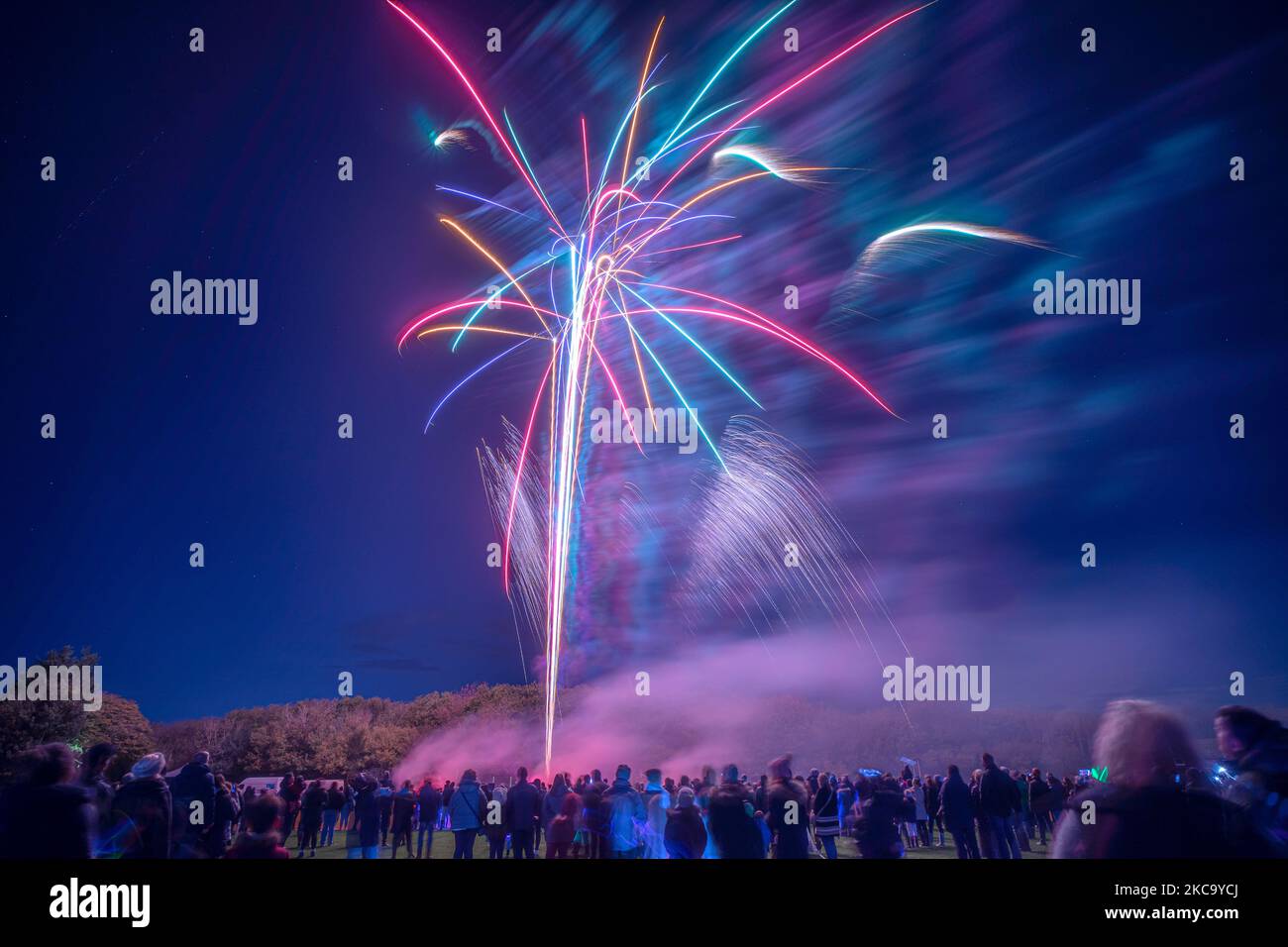 Pembury, Tunbridge Wells, Royaume-Uni. 04 novembre 2022. Un feu d'artifice du village sur le terrain de loisirs, gratuit pour les résidents, et accueilli par le conseil paroissial de Pembury. La foule se réunit pour cet événement gratuit pour marquer le début de la saison des feux de joie et de la soirée Guy Fawkes. ©Sarah Mott / Alamy Live News. Banque D'Images