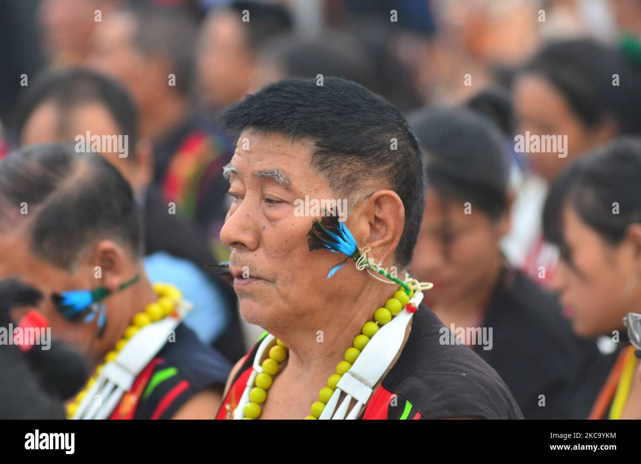 Un homme Angami Naga âgé dans ses vêtements traditionnels regarde pendant le festival Sekrenyi à Dimapur, dans l'État du Nagaland, au nord-est de l'Inde, le jeudi 25 février 2021. Sekrenyi, un festival de purification, est célébré par Anagami Nagas avec une série de rituels et de cérémonies, et a lieu après la récolte, tombant le vingt-cinquième jour du mois angami de Kezei. (Photo de Caisii Mao/NurPhoto) Banque D'Images