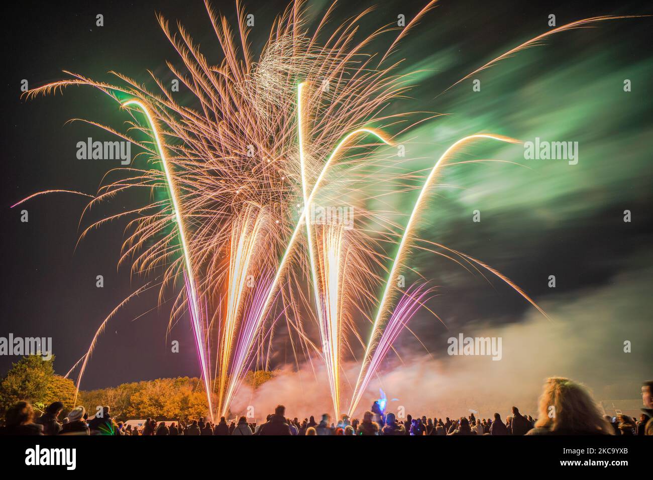 Pembury, Tunbridge Wells, Royaume-Uni. 04 novembre 2022. Un feu d'artifice du village sur le terrain de loisirs, gratuit pour les résidents, et accueilli par le conseil paroissial de Pembury. La foule se réunit pour cet événement gratuit pour marquer le début de la saison des feux de joie et de la soirée Guy Fawkes. ©Sarah Mott / Alamy Live News. Banque D'Images