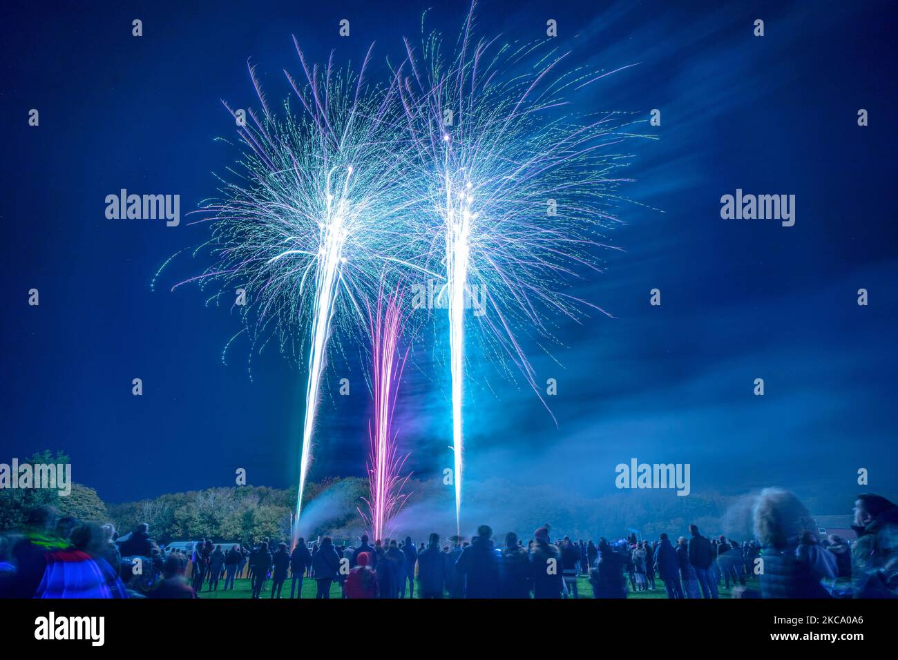 Pembury, Tunbridge Wells, Royaume-Uni. 04 novembre 2022. Un feu d'artifice du village sur le terrain de loisirs, gratuit pour les résidents, et accueilli par le conseil paroissial de Pembury. La foule se réunit pour cet événement gratuit pour marquer le début de la saison des feux de joie et de la soirée Guy Fawkes. ©Sarah Mott / Alamy Live News. Banque D'Images