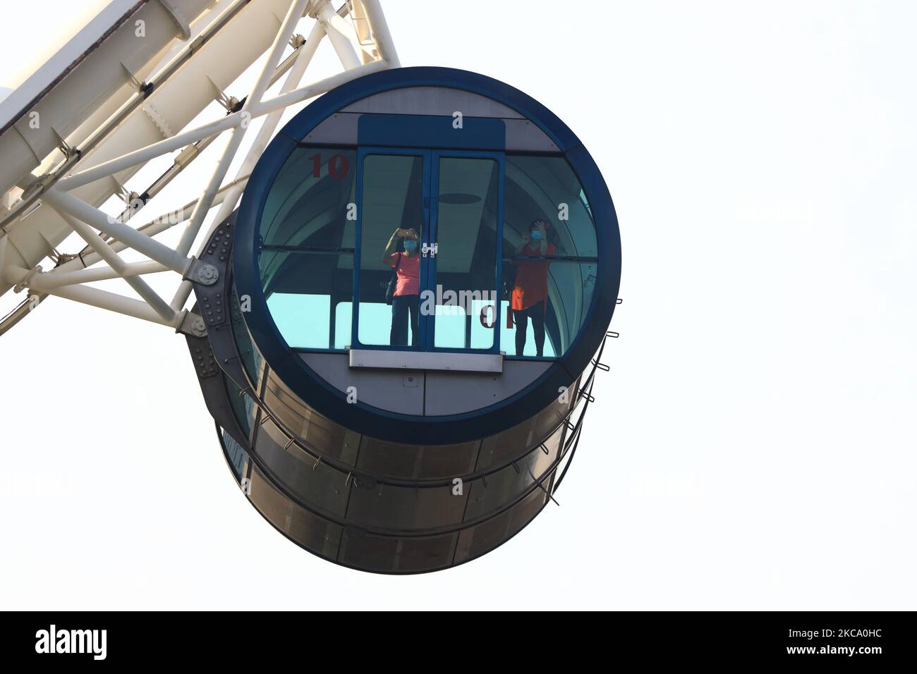 Les gens font le tour du Singapore Flyer sur 26 février 2021 à Singapour. (Photo de Suhaimi Abdullah/NurPhoto) Banque D'Images