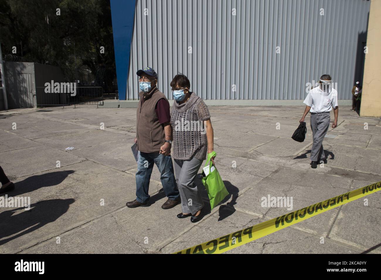 Vaccination dans le quartier d'Iztacalco contre le COVID-19, avec le vaccin russe COVID-19 Spoutnik V, au cours de la deuxième étape du plan d'application de doses gratuites pour les adultes de plus de 60 ans à Mexico. Iztacalco, Mexico, 24 février 2021. (Photo par Cristian Leyva/NurPhoto) Banque D'Images