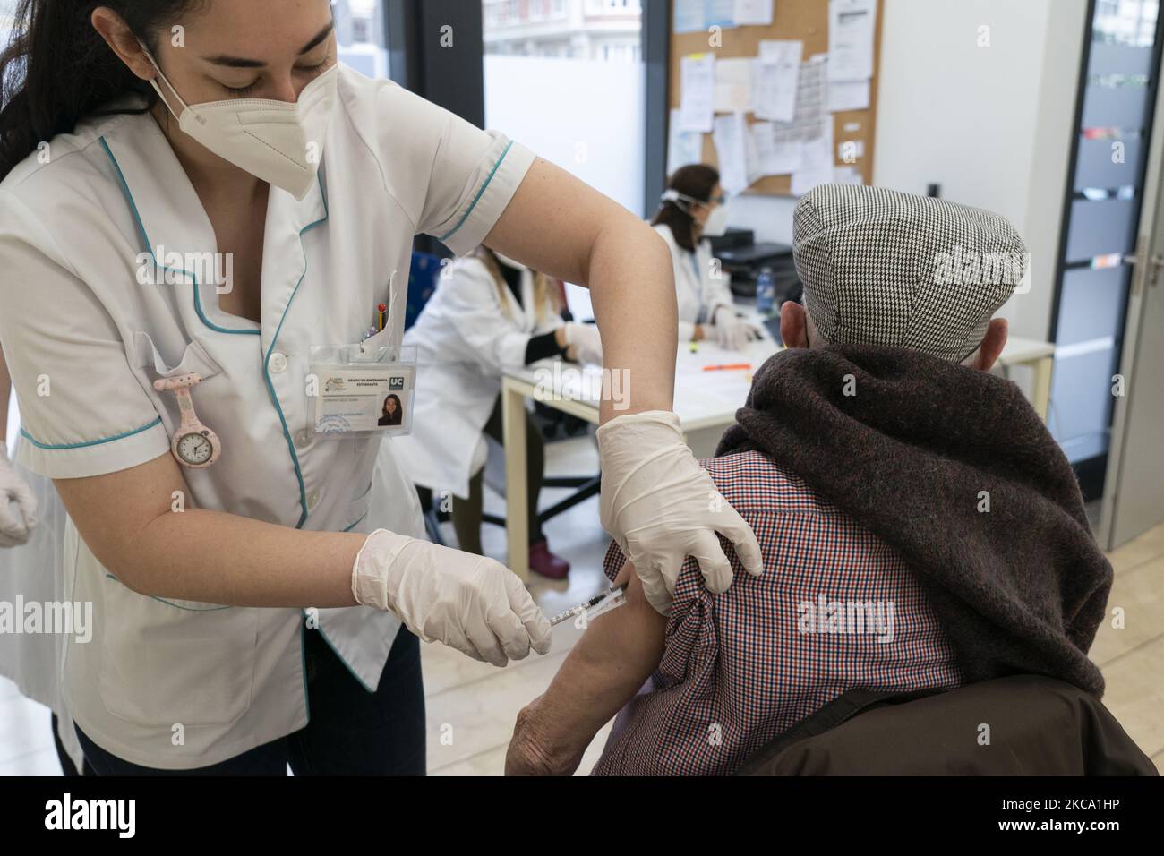 Un étudiant en soins infirmiers en pratique donne un vaccin Pfizer pendant l'un des jours de vaccination pour les personnes de plus de 80 ans au Centre de santé de Vargas à Santander, en Espagne, sur 26 février 2021. (Photo de Joaquin Gomez Sastre/NurPhoto) Banque D'Images