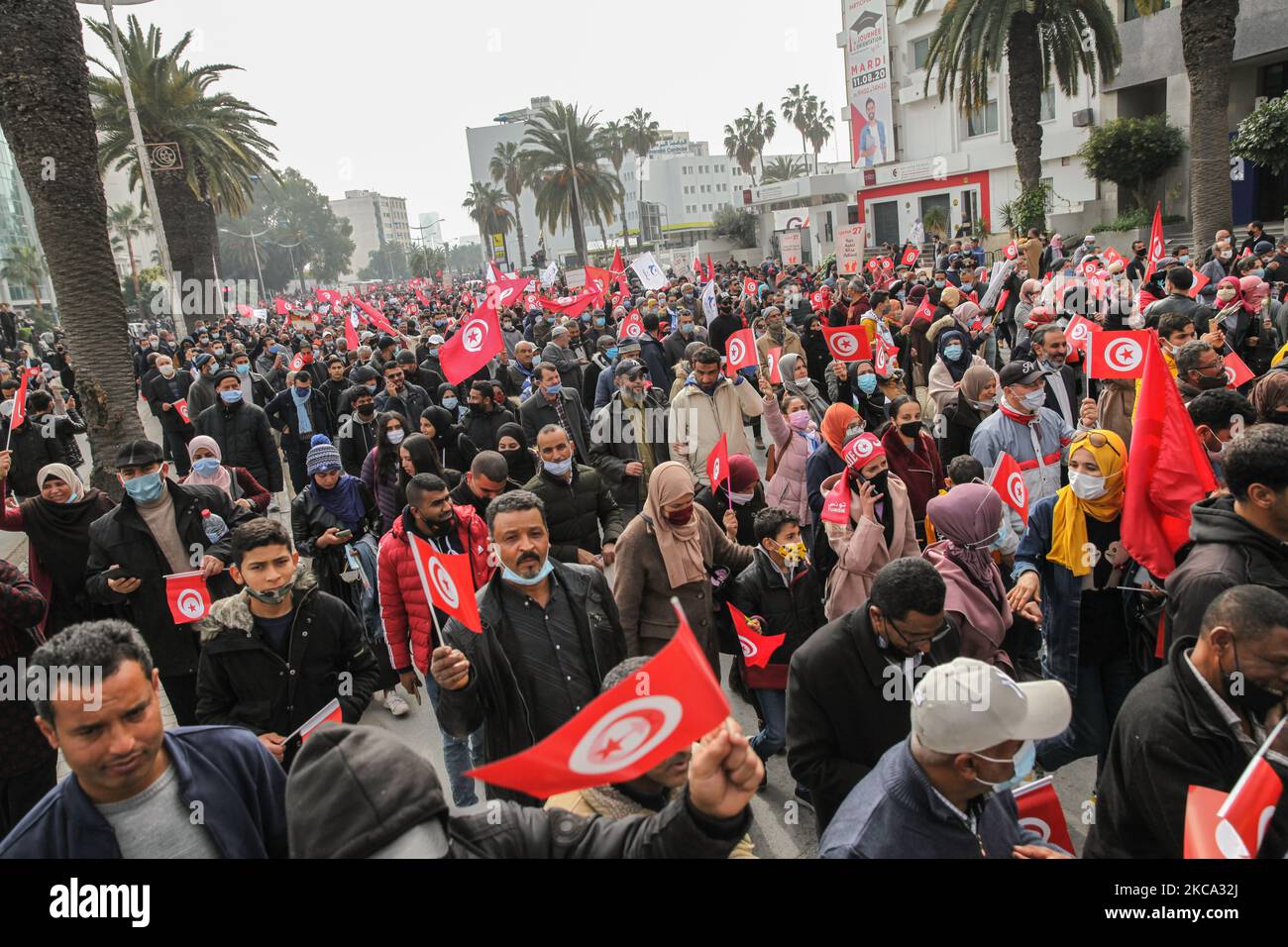 Des milliers de partisans lèvent le drapeau de la Tunisie lors d'une manifestation organisée par le parti islamiste d'Ennahda sur l'avenue Mohammed V dans la capitale Tunis, Tunisie, sur 27 février 2021, En faveur de la « légitimité » du Parlement et du gouvernement du premier ministre Hichem Machichi et pour protester contre le rejet par le président Kais Saied du remaniement de Mechichi et pour « protéger la démocratie ». (Photo de Chedly Ben Ibrahim/NurPhoto) Banque D'Images