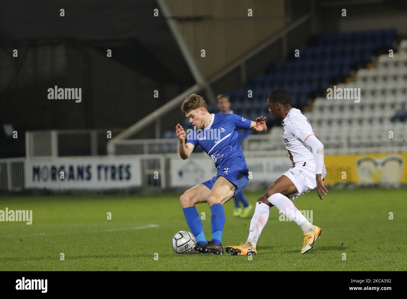 Lewis Cass de Hartlepool a Uni en action avec Alexander McQueen de Barnett lors du match de la Ligue nationale de Vanarama entre Hartlepool United et Barnett à Victoria Park, Hartlepool, le samedi 27th février 2021. (Crédit : Mark Fletcher | MI News) (photo de MI News/NurPhoto) Banque D'Images