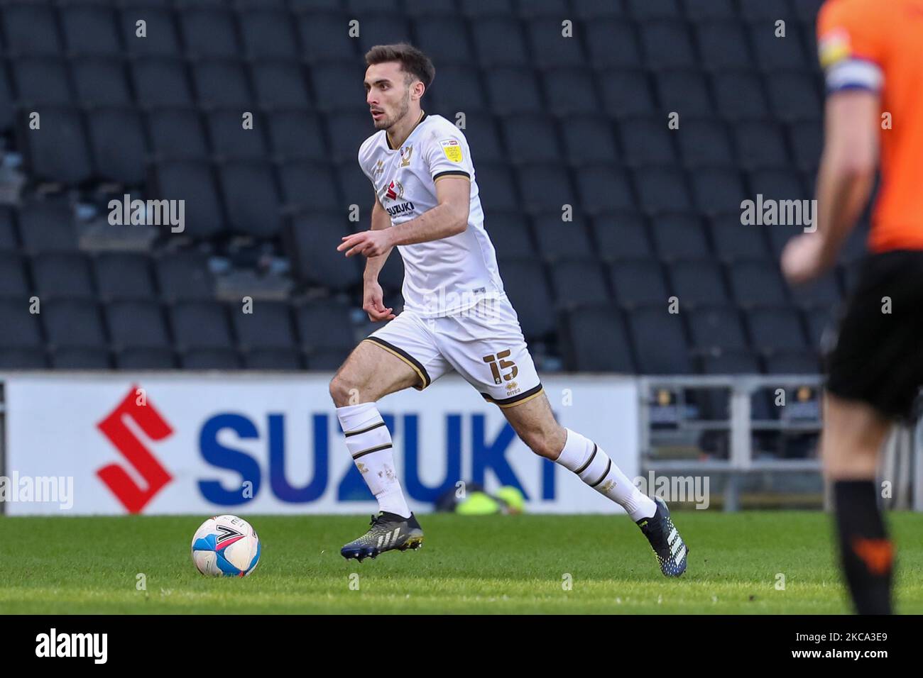 Milton Keynes met Warren O'Hora à l'honneur lors de la deuxième moitié de la Sky Bet League un match entre MK Dons et Oxford United au stade MK, Milton Keynes, le samedi 27th février 2021. (Photo de John Cripps/MI News/NurPhoto) Banque D'Images