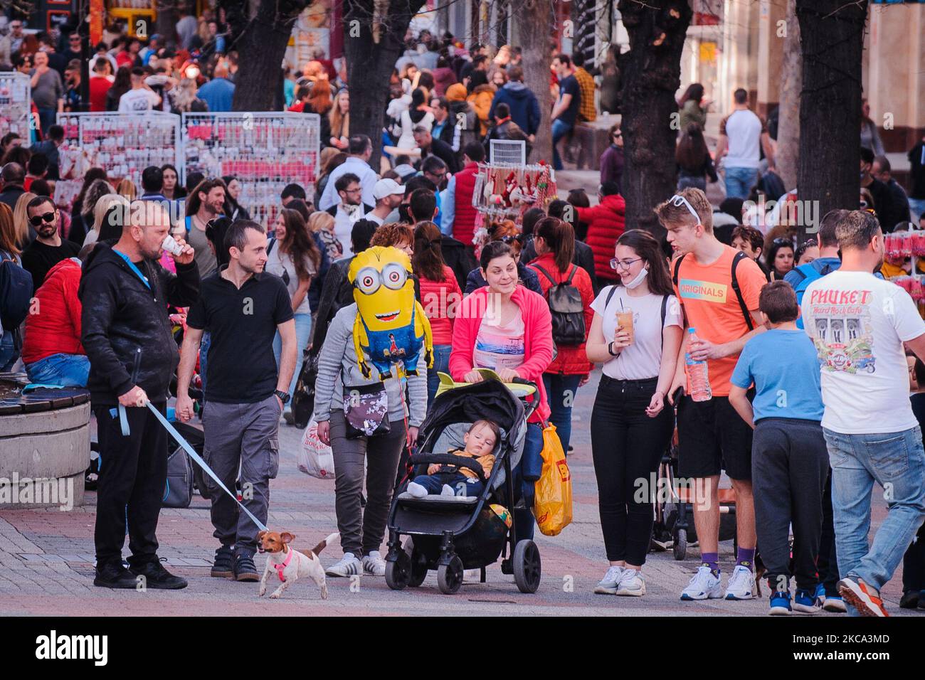 Les gens ont frappé les rues de Plovdiv, en Bulgarie, au milieu de Coronavius panémique sur 27 février 2021, parce que le temps chaud et ensoleillé dans le week-end. Sur 1 mars, les mesures nationales Covid-19 seront réduites et les restaurants et cafés seront sur le point d'être ouverts en Bulgarie après leur fermeture sur 21 novembre 2020. (Photo de Denislav Stoychev/NurPhoto) Banque D'Images