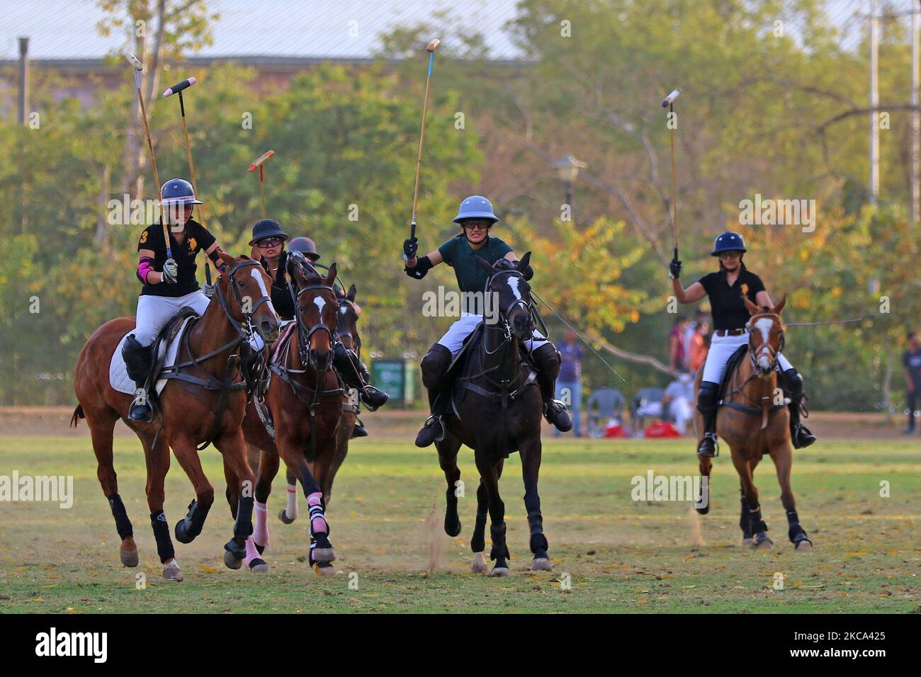 Femmes joueuses en action pendant la Princess Diya Kumari Foundation Ladies Polo Cup 2021 au terrain de polo à Jaipur, Rajasthan, Inde, samedi 27 février 2021.(photo de Vishal Bhatnagar/NurPhoto) Banque D'Images