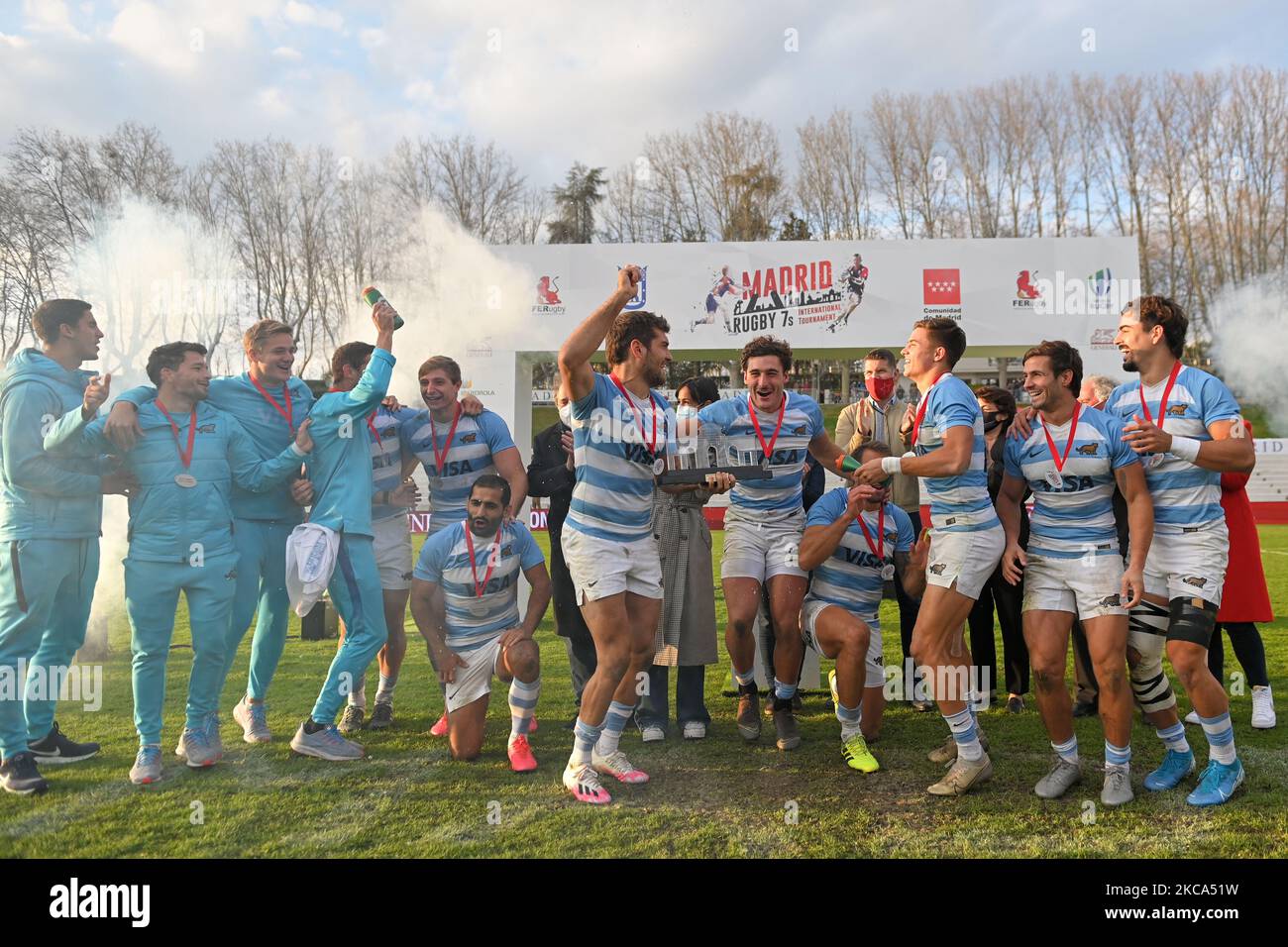 L'équipe Argentine se pose avec le trophée après avoir remporté le rugby de Madrid 7s à l'Estadio Nacional Complutense à Madrid, Espagne. (Photo de Gerard Franco/DAX Images/NurPhoto) Banque D'Images