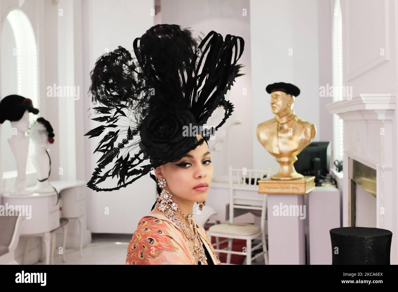 Image sorti 20 février, pendant le tournage de la présentation numérique de Stephen Jones Millinery pendant la semaine de la mode de Londres le 2021 février sur 8 février 2021 à Londres, en Angleterre. (Photo par Alberto Pezzali/NurPhoto) Banque D'Images