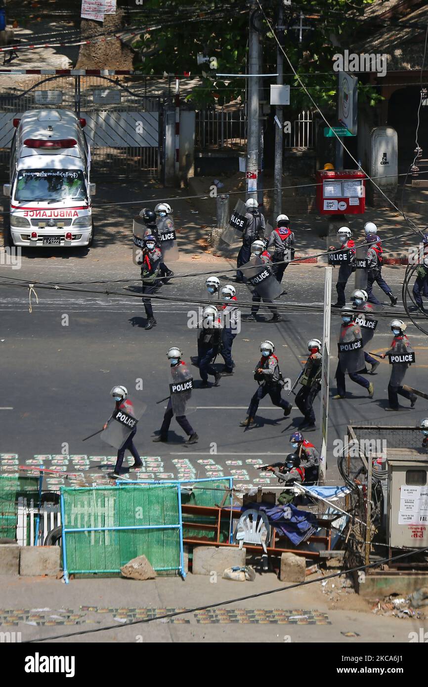 La police anti-émeutes a incendié des gaz lacrymogènes et des balles en caoutchouc contre les manifestants lors d'une manifestation contre le coup d'État militaire à Yangon, au Myanmar, sur 1 mars 2021. (Photo de Myat Thu Kyaw/NurPhoto) Banque D'Images